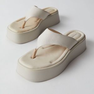 NWB Vagabond Platform thong sandals